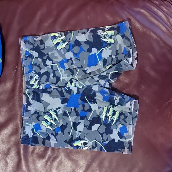 The Children's Place boys 12, short sleeve & pant PJs. Snug fit. Barely worn. - Picture 3 of 5